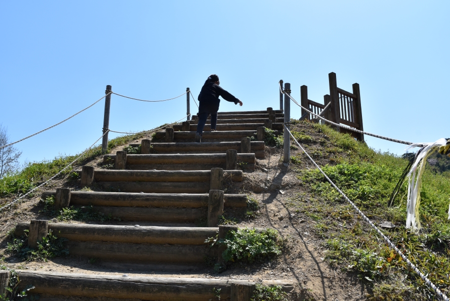 すべり台用の小さな山を登ります