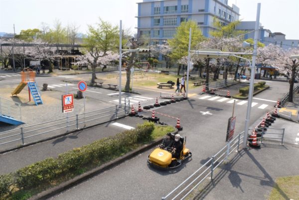 高知市の比島交通公園で「ラインマーカーのお仕事を体験してみよう！」｜路面標示はどうやって描く？作業員さんから学びます