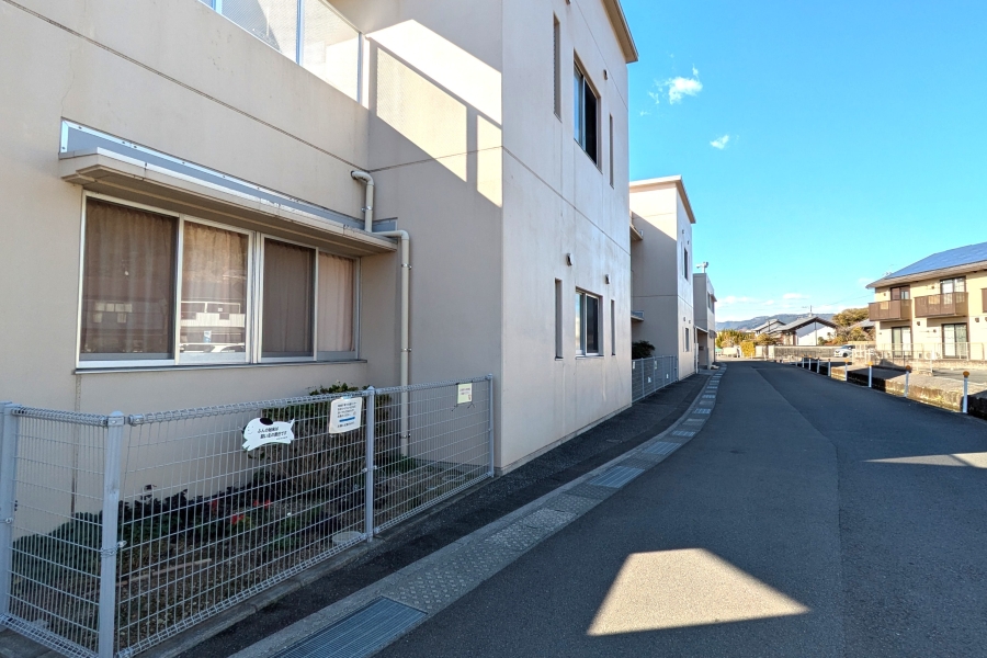 そのまま園舎沿いに進みます