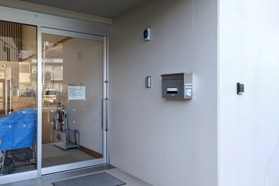 ドアの前にポストがあります