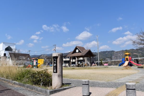 北久保公園｜高知市の卸団地北側にあり、船やクライミングの遊具で遊べます