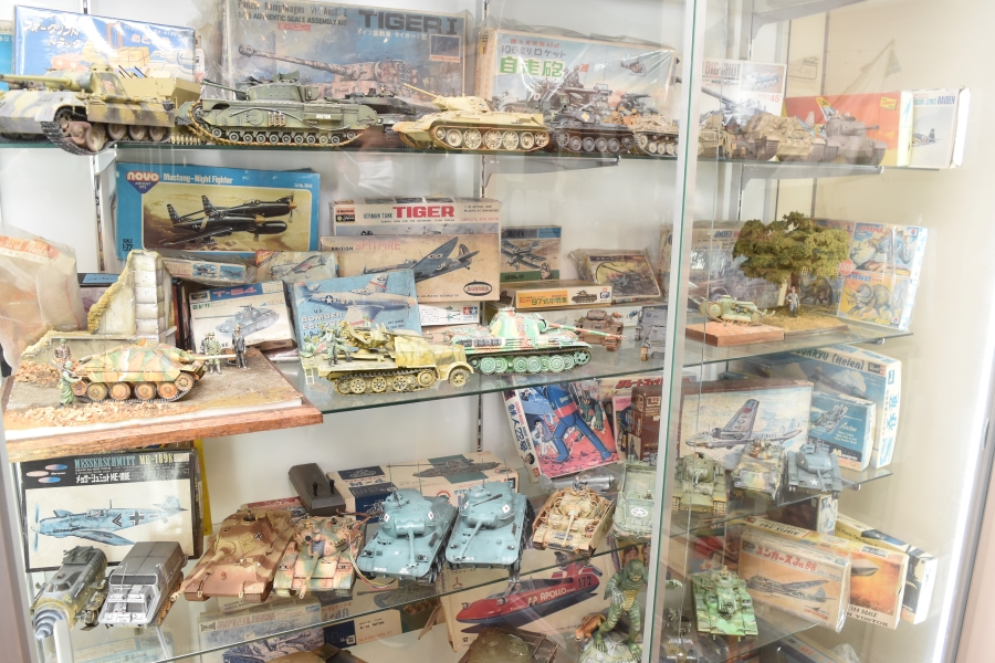 ミリタリーマニアだった宮脇修館長。戦車などのフィギュアは開業当時から手掛けられてきました