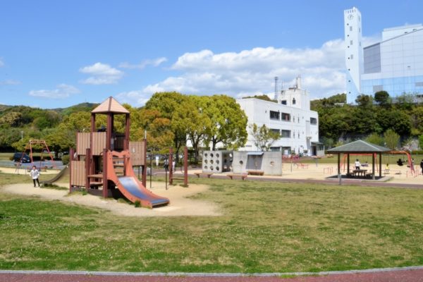 沖田公園｜遊具が豊富な高知市朝倉の人気公園。買い物帰りに遊べます
