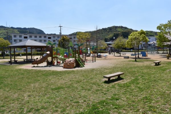沖田公園｜遊具が豊富な高知市朝倉の人気公園。買い物帰りに遊べます