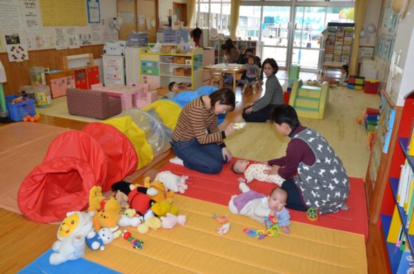 子育ての“あるある”は昔も今も｜高知市子育て支援センターいるかひろば・土居寿美子さんコラム「こころのとびら」⑲