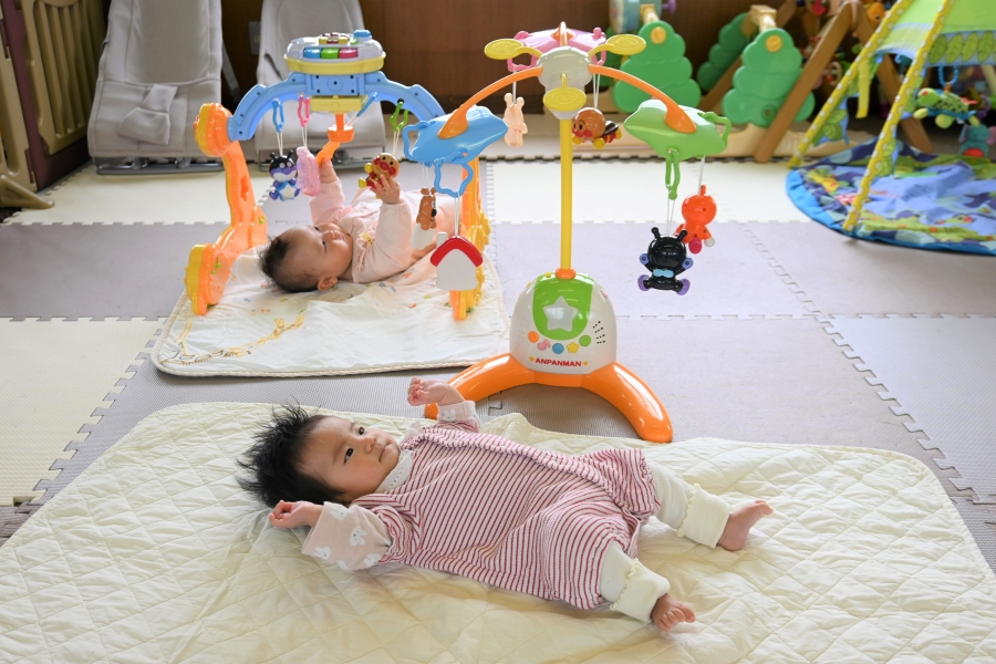赤ちゃんたちがメリーで遊んでいました