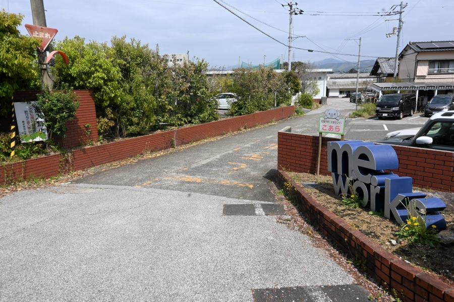 入り口を入ると、右手が駐車場です