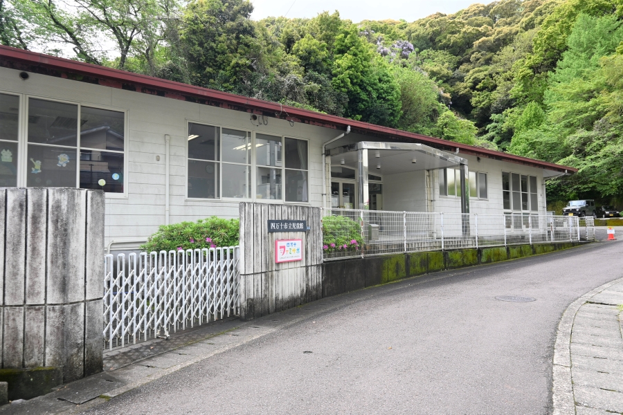 横に四万十市立児童館があります