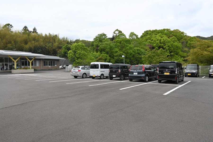 駐車場は広々しています