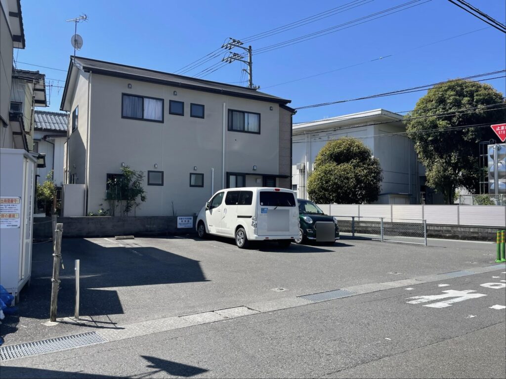 駐車場は園舎の南側にあります