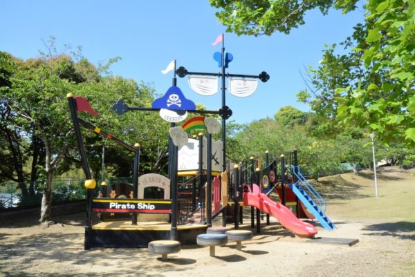 瀬戸公園（海賊公園）| 高知市南部にあり、海賊船の遊具が人気です