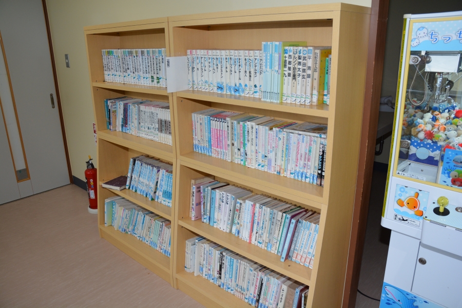 図書室前。本がズラリ