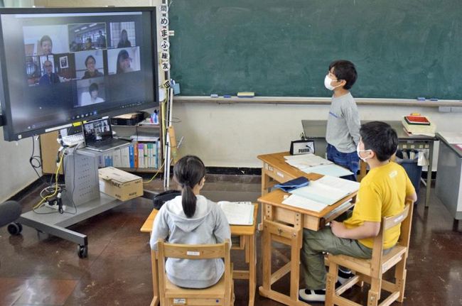 京都大学防災研究所とオンラインで結び防災学習に取り組む興津小児童（四万十町の同校）