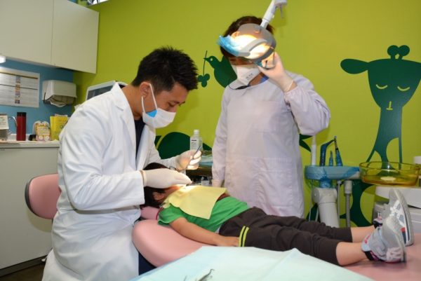 歯磨き・歯医者さん通いはいつから？歯並びが心配…子どもの口の悩みに、高知市歯科医師会のコージ先生、リカ先生が答えました