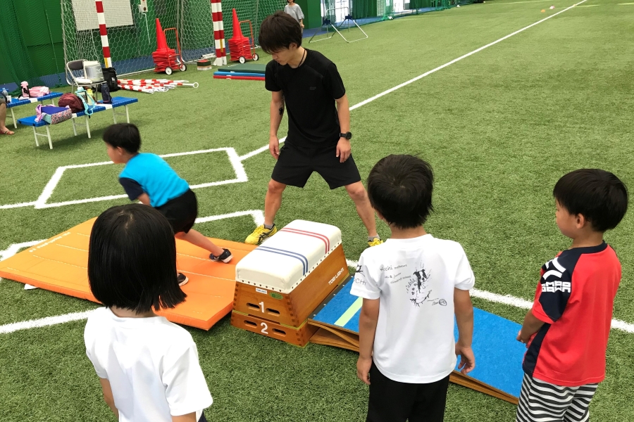 鉄棒やマット運動、跳び箱をします｜高知市東部総合運動場で「小学生からだつくり教室（小学1～3年生：2期）」