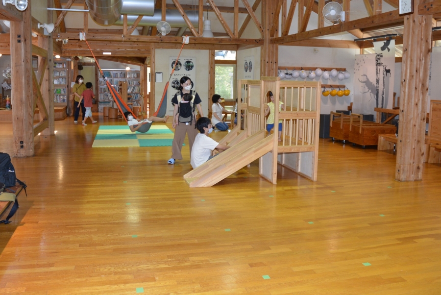 高知県立森林研修センター情報交流館｜雨の日も暑い日も安心！木のおもちゃで遊べます