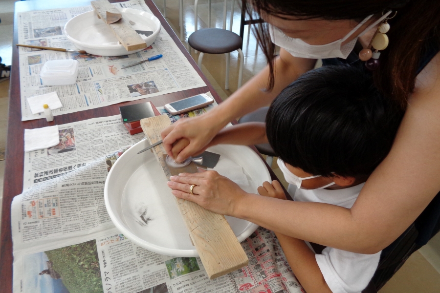 ピカピカの銅鏡を作ろう｜高知県立埋蔵文化財センターで「銅鏡づくり」
