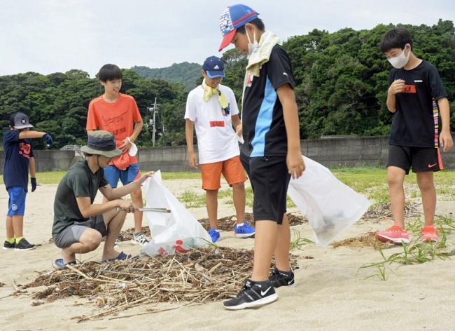 地域住民と浜辺を清掃する佐賀小学校の児童（黒潮町佐賀）