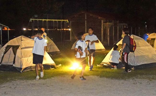 学校にテントを張って１泊した防災キャンプ（黒潮町浮鞭）