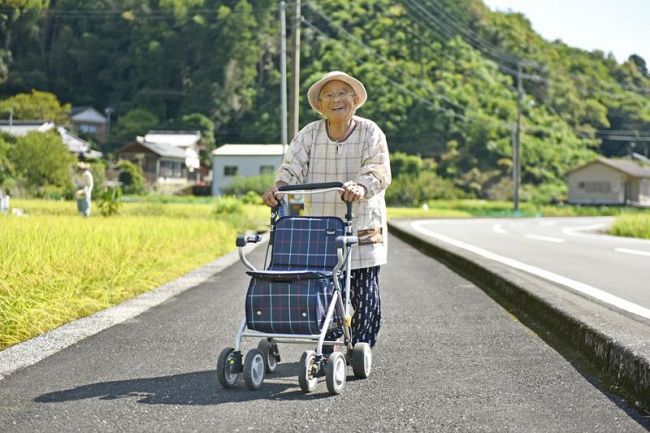 人懐っこい笑顔を見せる日高村の戸梶正さんは御年９７歳。今でも２．５キロ先の市場まで、シャンシャン歩いて自慢の野菜を届けている（同村下分）