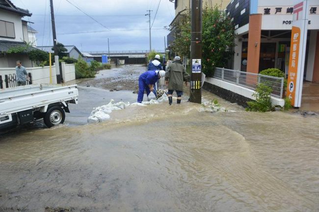 猛烈な雨の影響で水や土砂があふれた道路（室戸市室戸岬町）