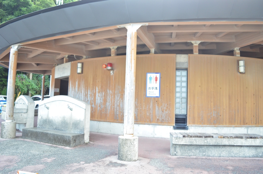 多目的トイレは館外の茶色い建物にあります