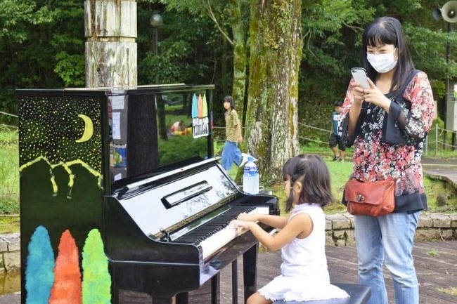 誰でも自由に弾ける「森のピアノ」（四万十町の四万十緑林公園）