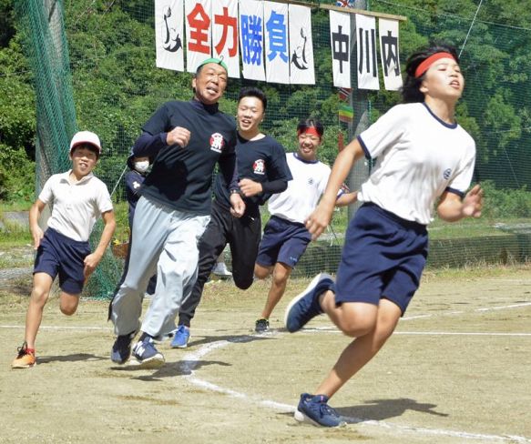 中川内小中学校の最後の運動会で保護者と競走する児童生徒（室戸市羽根町甲）