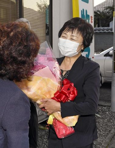 再選を果たし、事務所前で花束を受け取る池田牧子氏（いの町元町）