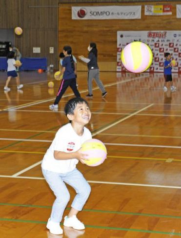 ボールを使った「あそビバ！」で歓声を上げる子どもたち（安田町の中芸広域体育館）