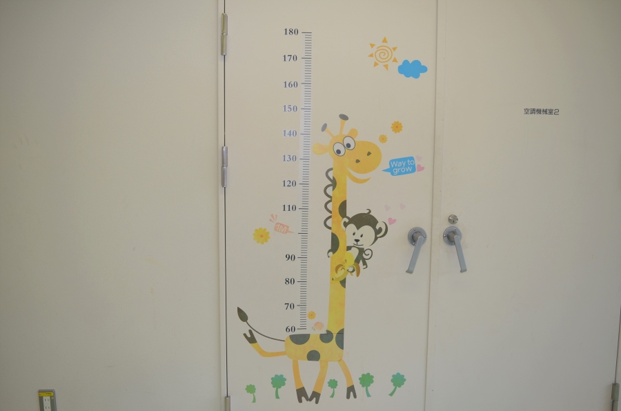 壁には身長を測るキリンさんの絵が!