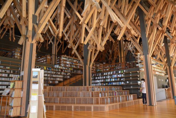 雲の上の図書館｜隈研吾さんが設計。木のぬくもりが優しい梼原町立図書館