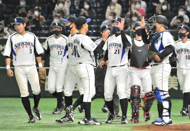 都市対抗野球大会で１３年ぶりの白星を挙げ、喜ぶ四国銀行ナイン（東京ドーム）