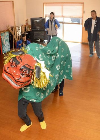 秋祭りに向け子どもたちが練習する獅子舞（宿毛市大深浦の集会所）