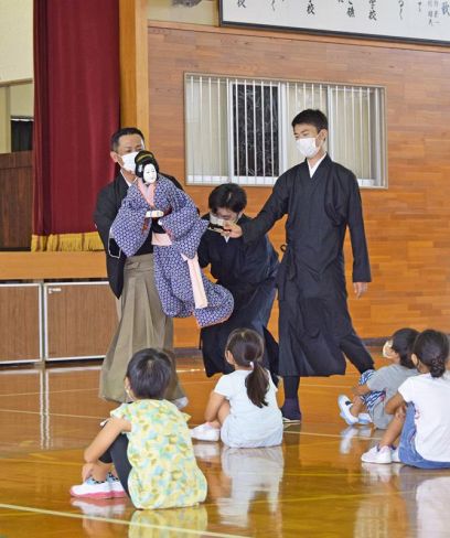 三崎小学校での文楽の授業。吉田玉翔さんと市民文化会館が連携し、ホールでの公演も行われた（７月１０日、土佐清水市三崎）