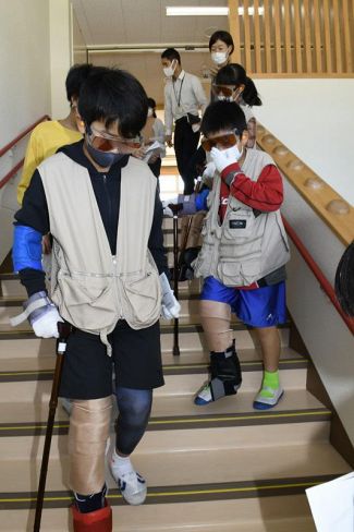 行動を制限する器具を着けて高齢者体験をした児童（南国市の大篠小学校）