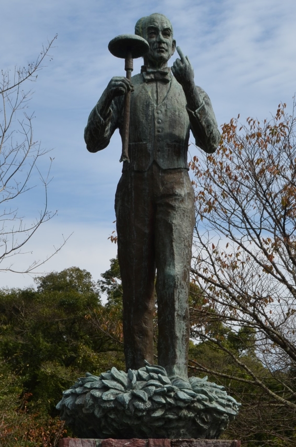 園内にある牧野富太郎像。右手に持っているものは「カラカサタケ」というきのこです