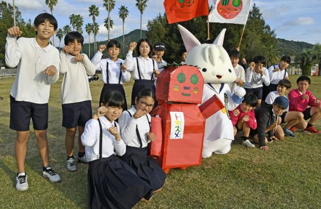 夜須小学校の６年生が作った真っ赤な「トマスメくん」（香南市夜須町）