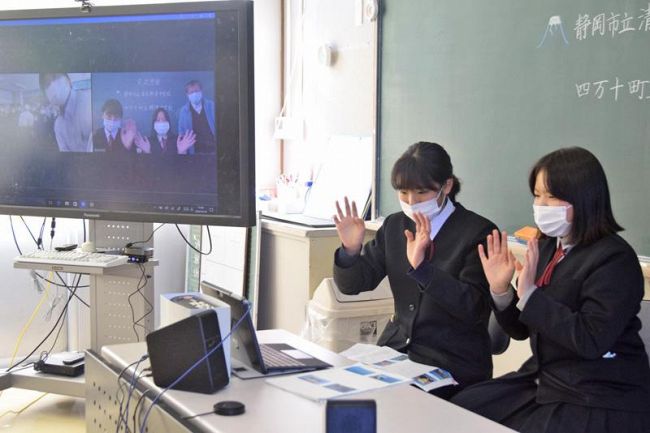 オンラインで静岡市の清水興津中と交流する興津中生徒（四万十町の同校）