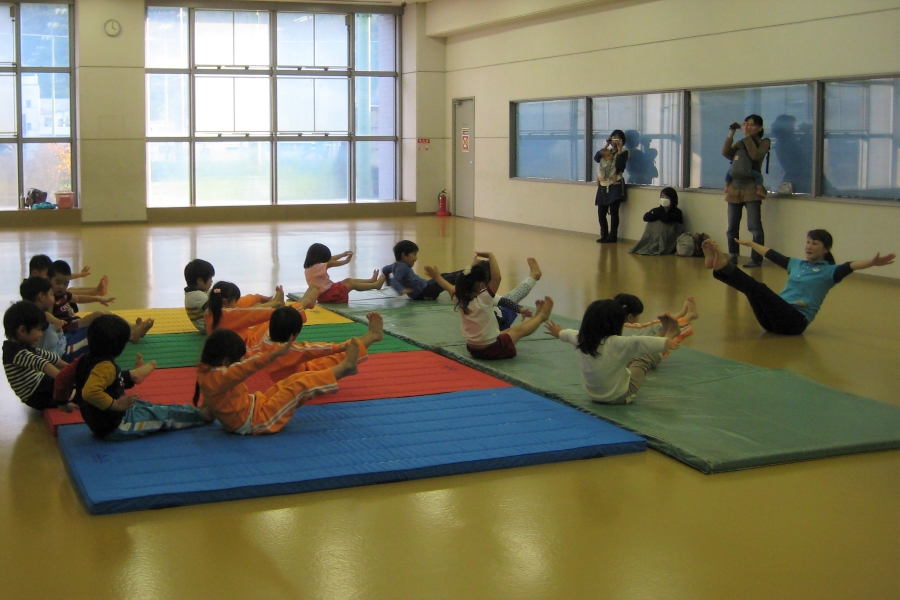 跳び箱やマット運動で動きのこつを学ぼう｜高知市総合体育館で「幼児体操教室」
