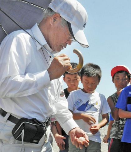 ウミガメの卵について説明する熊沢佳範さん（今年６月、土佐市の新居海岸）