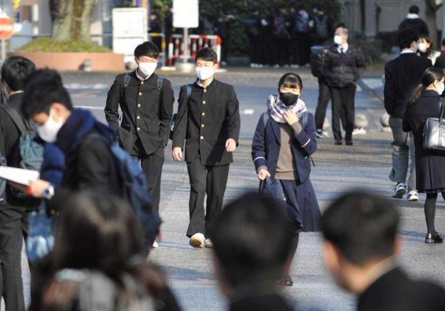 マスクを着用し試験会場に向かう受験生　（高知市の高知大学朝倉キャンパス）