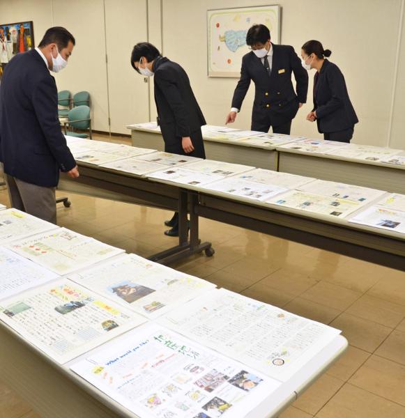 県内55校の学校新聞を細かく評価する審査員（１月、高知市の高知新聞社）