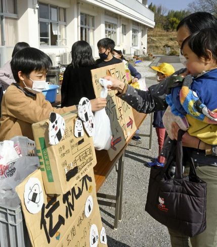 住民や保護者に「伝統米」を販売する国府小学校の５年生たち（南国市国分の同校）