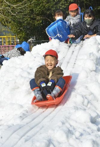 贈られた雪で遊ぶ子どもたち（東洋町の銀杏保育園）
