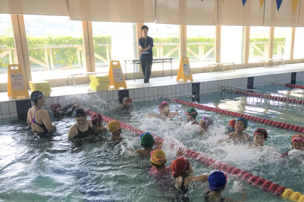 高知市総合体育館で「春休み小学生短期水泳教室」｜水遊びで水泳の楽しさ、面白さを見つけよう！