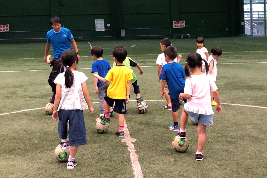 高知市総合運動場で「キッズサッカー体験教室」｜ボール遊びやドリブル、ゲームに挑戦だ！
