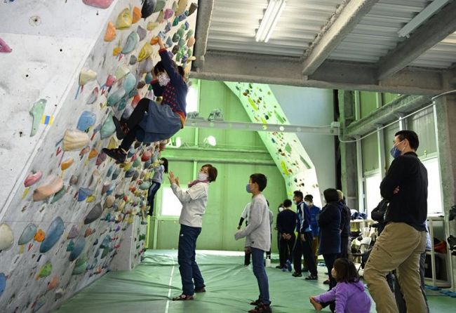 講師の指導を受けて懸命に壁を登る子どもら（本山町吉野の「吉野クライミングセンター」）