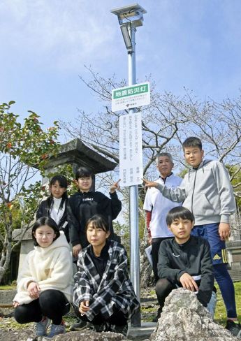 整備された「地震防災灯」。久礼田小６年生の標語も添えられている（南国市久礼田）
