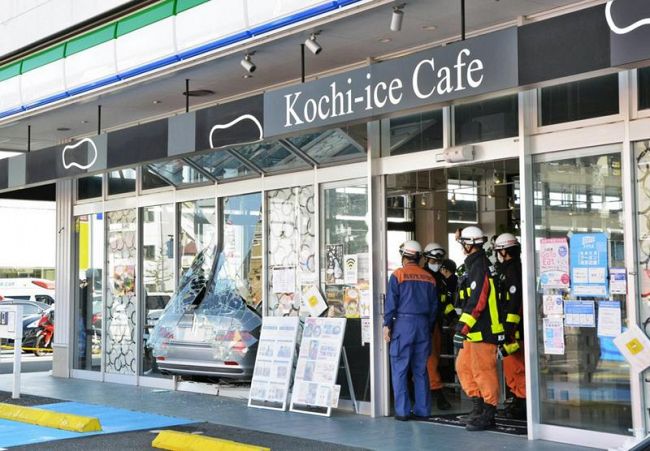 カフェに車が突入し、客５人が負傷した事故現場（１０日午前９時２５分ごろ、高知市栄田町２丁目）
